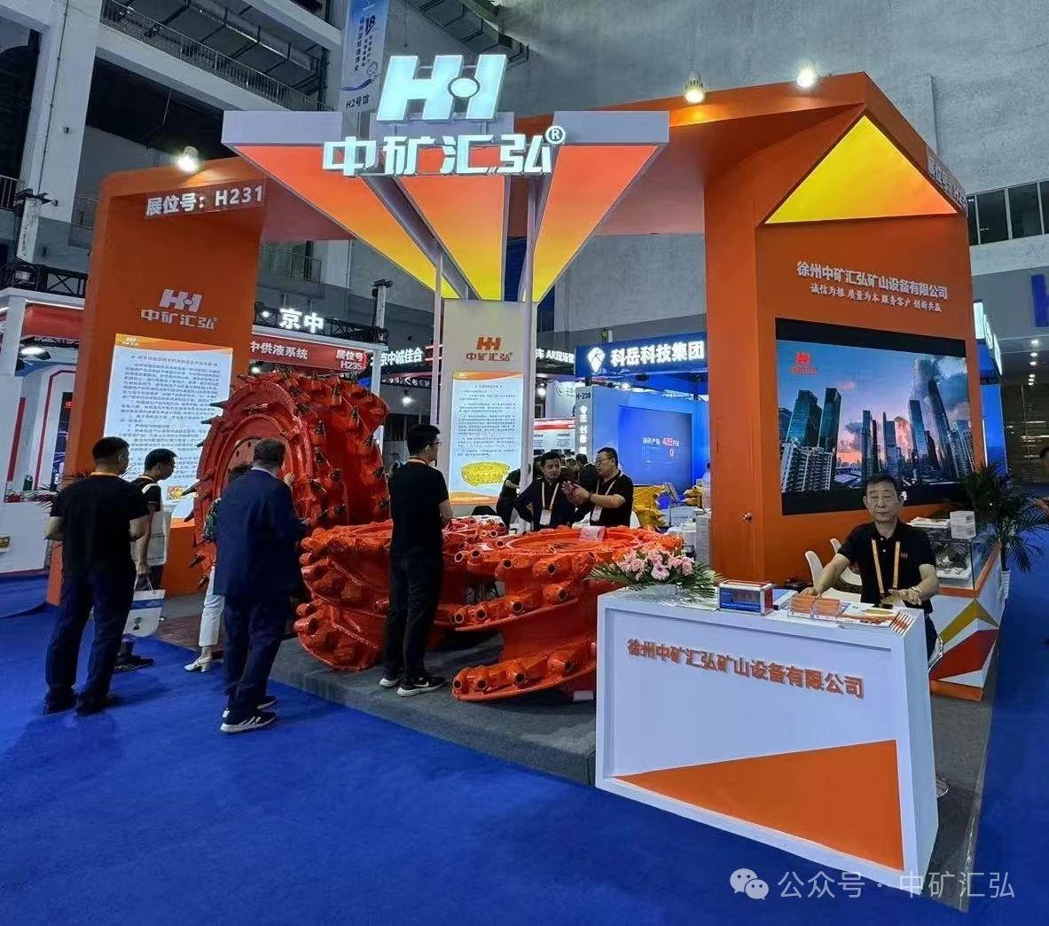 三个黑人玩一个女4P文